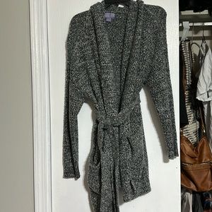 Gray knitted cardigan with two pockets